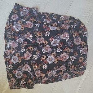 SummeryMulti-colored floral top, short sleeved, bronze zipper at the v- neck. XL